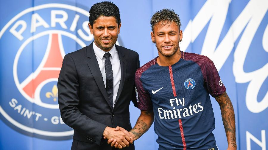 Neymar aperta a mão de Nasser Al Khelaifi na chegada ao PSG - Lionel Bonaventure/AFP Photo