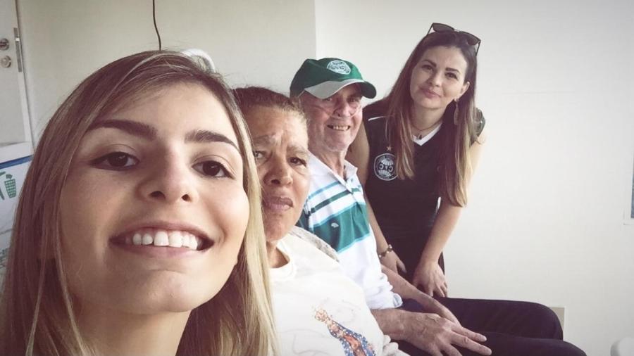 Paola ao lado da avó, do avô Andrei e da mãe; família é composta por torcedores do Coritiba - Arquivo pessoal