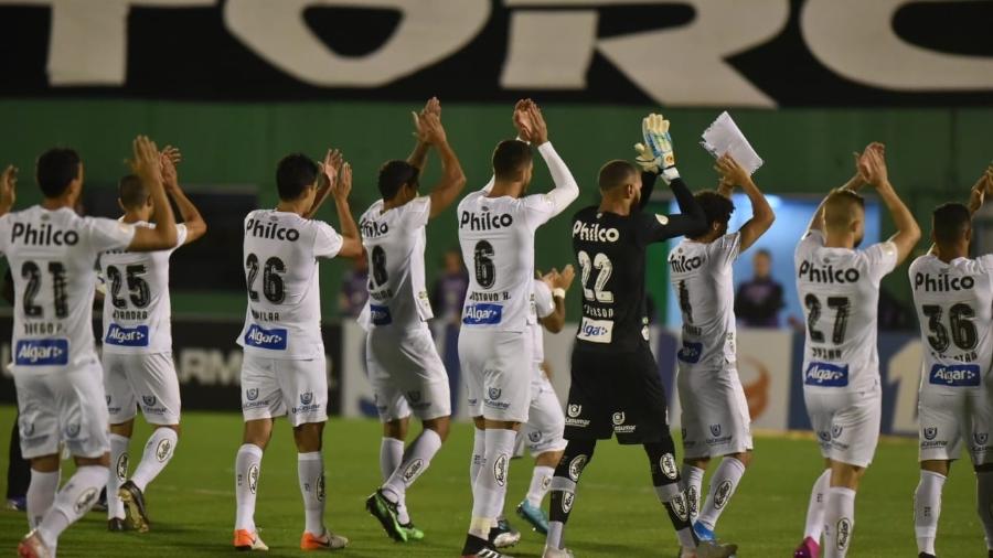 Jogadores do Santos aplaudem torcida após vitória sobre Chapecoense - Ivan Storti/Santos FC