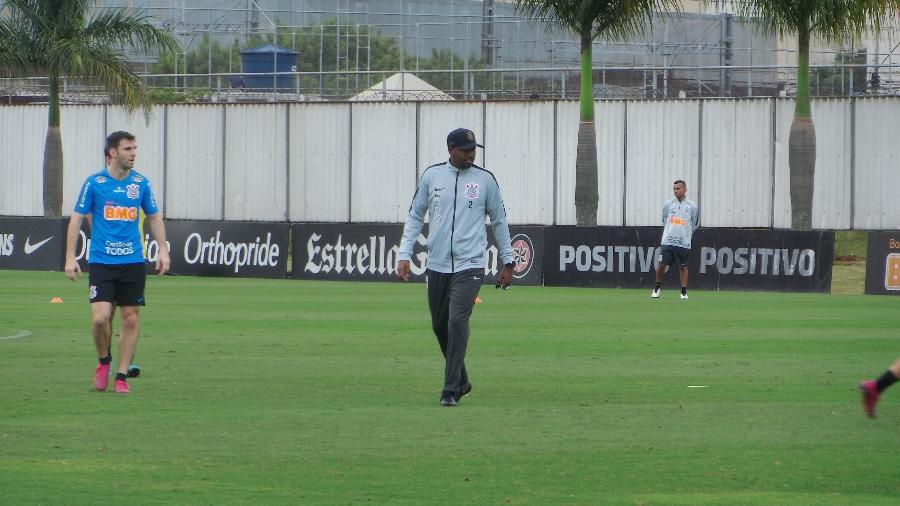 Fabinho, auxiliar técnico do Corinthians, dirigiu os trabalhos no CT Joaquim Grava hoje (7) - Gabriel Carneiro/UOL Esporte