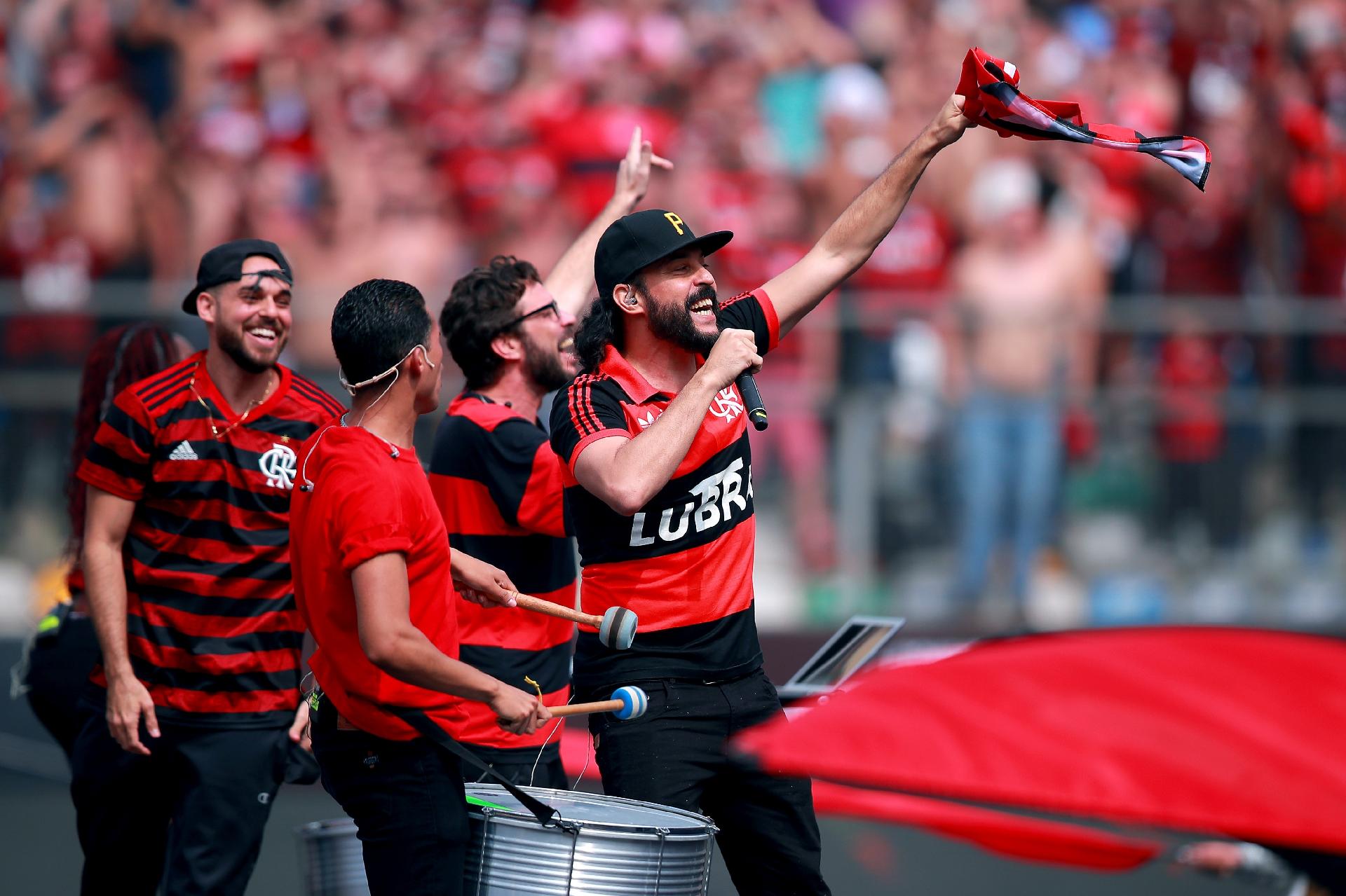 Gabriel, O Pensador, durante apresentação na final da Libertadores - Manuel Velasquez/Getty Images