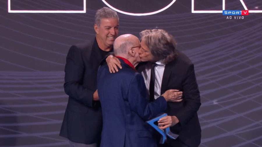 Zagallo ganha abraço e beijos de Jorge Jesus em premiação da CBF - reprodução/SporTV