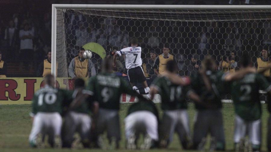 Marcelinho erra cobrança durante decisão entre Corinthians e Palmeiras, pela Libertadores de 2000 - Juca Varella / Folhapress