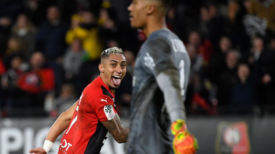 O brasileiro Raphinha, do Nantes, celebra gol marcado contra o Rennes, pelo Francês. Ele marcou dois gols da vitória de virada do time - DAMIEN MEYER/AFP