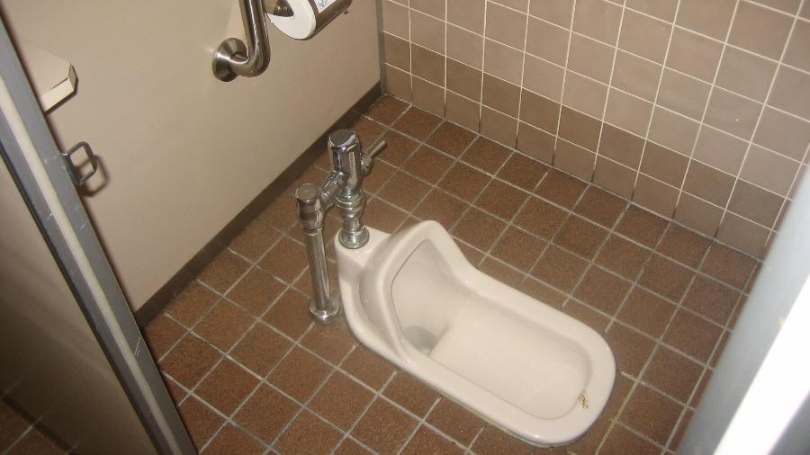 Tradicional banheiro público no Japão tem vaso sanitário de chão, opção que vai ser modificada para receber turistas durante a Olimpíada de Tóquio em 2020 - Flickr/wlscience/Creative Commons