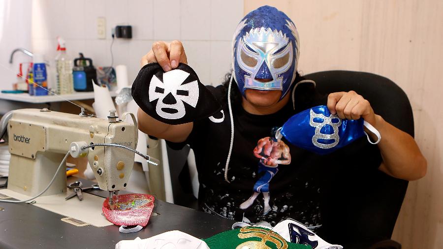 O lutador El Hjio de Soberano exibe máscaras inspiradas em lendas da "lucha libre" - Armando Marin/Jam Media/Getty Images