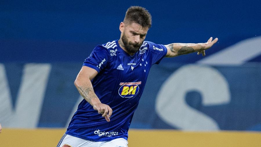 Sóbis fez o seu de pênalti, deu uma assistência e fechou a noite com um golaço no Mineirão - Gustavo Aleixo/Cruzeiro