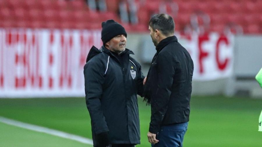 Sampaoli e Coudet são amigos pessoais e conversaram sobre o novo diretor de futebol do Galo - Pedro Souza/Atlético-MG