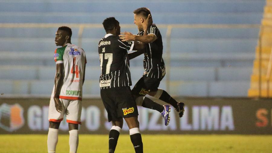 Ramiro (à dir.) festeja com Jô seu gol contra o Salgueiro - Divulgação/ Ag. Corinthians 