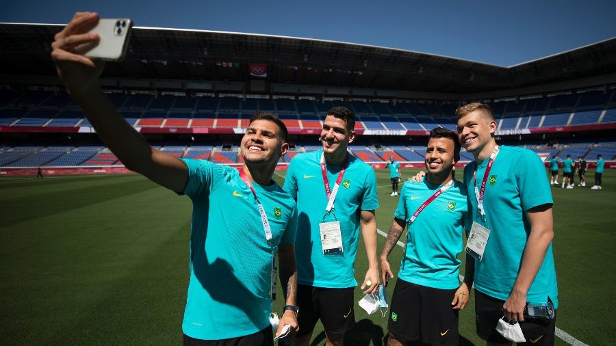 Bruno Guimarães faz selfie com Nino, Matheus Henrique e Bruno Fuchs no Estádio Internacional de Yokohama - Lucas Figueiredo/CBF