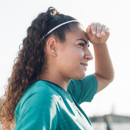 Angelina durante treino da seleção brasileira feminina