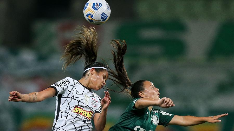 Jogadoras do Corinthians e Palmeiras disputam bola aérea no primeiro jogo da final do Brasileiro Feminino 2021 - Marco Galvão/Agência Corinthians