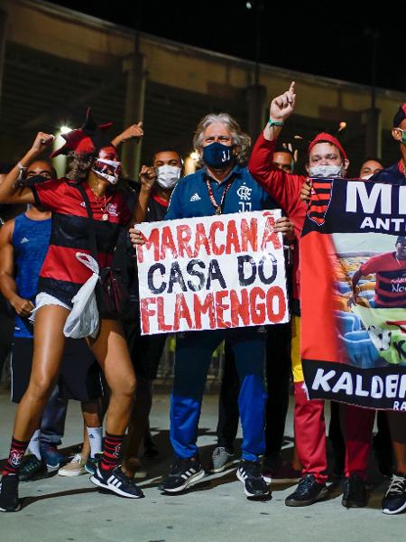 Torcedores do Flamengo posam na frente do Maracanã - Ricardo Borges/UOL