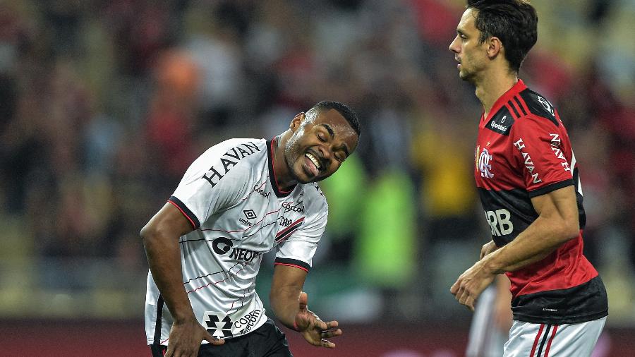 Nikão comemora um dos seus gols na vitória do Athletico-PR contra o Flamengo, pela volta da semifinal da Copa do Brasil - Thiago Ribeiro/AGIF