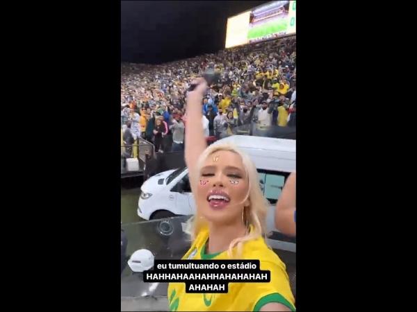 Karoline Lima, namorada de Militão, curte com torcida jogo entre Brasil e Colômbia