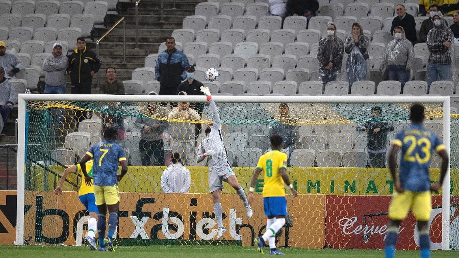 Torcida observa chute no Brasil x Colômbia, pelas Eliminatórias - Lucas Figueiredo/CBF