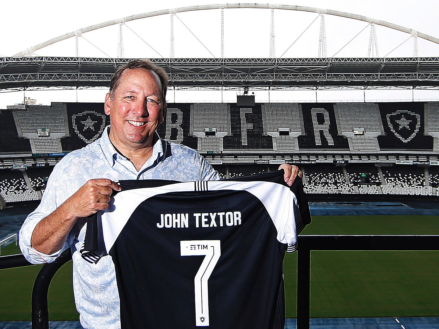 Dono da SAF do Botafogo, John Textor desativa conta no Twitter