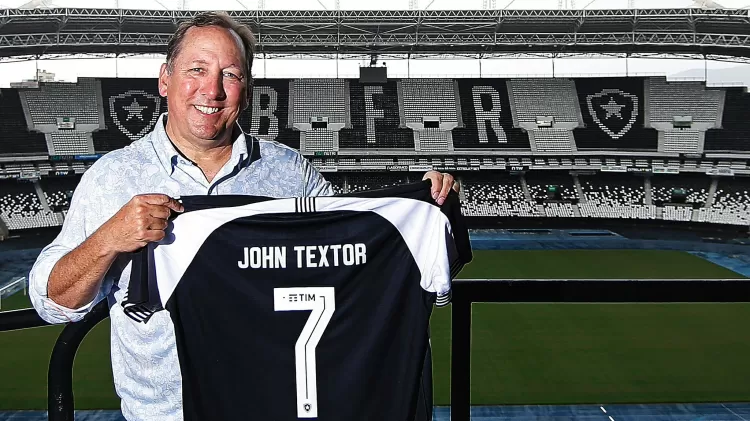 John Textor posa com a camisa do Botafogo em visita ao Estádio Nilton Santos - Vitor Silva/Botafogo - Vitor Silva/Botafogo