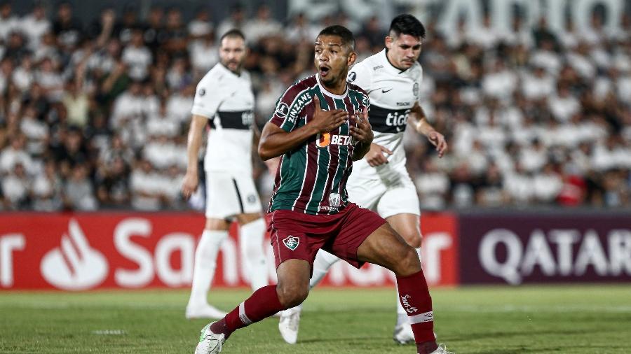 David Braz, do Fluminense, reclama com arbitragem durante jogo contra o Olimpia, pela Libertadores - Lucas Merçon / Fluminense