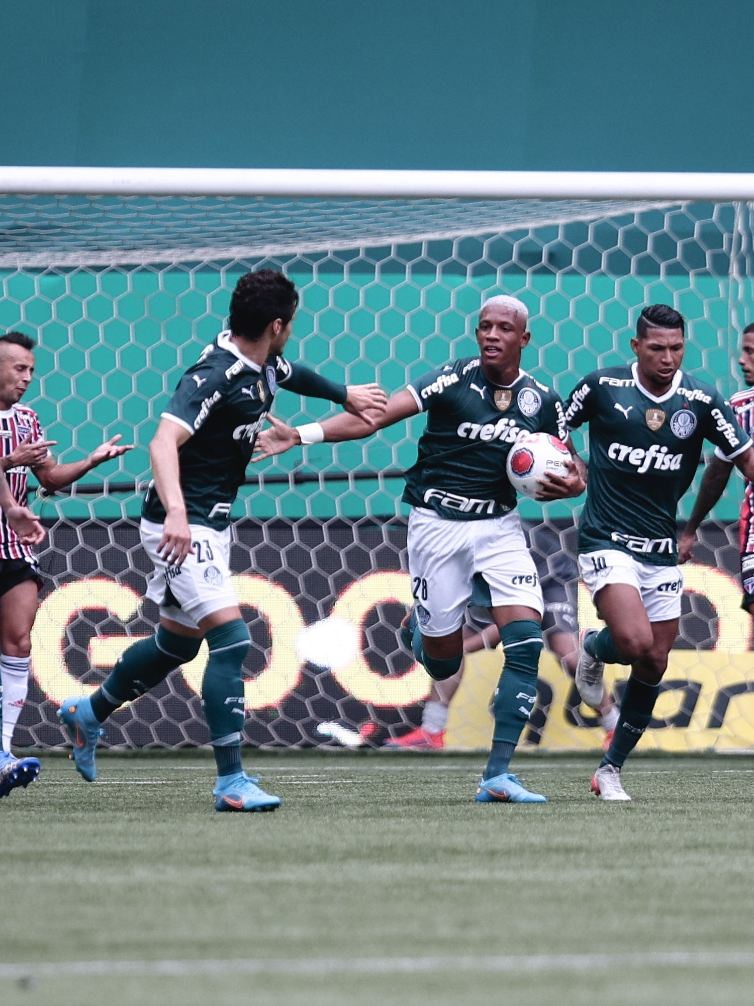 SP - Sao Paulo - 04/03/2022 - PAULISTA 2022 FINAL, PALMEIRAS X SAO PAULO -  Palmeiras players celebrate the title of champion during the award ceremony  after winning against Sao Paulo in