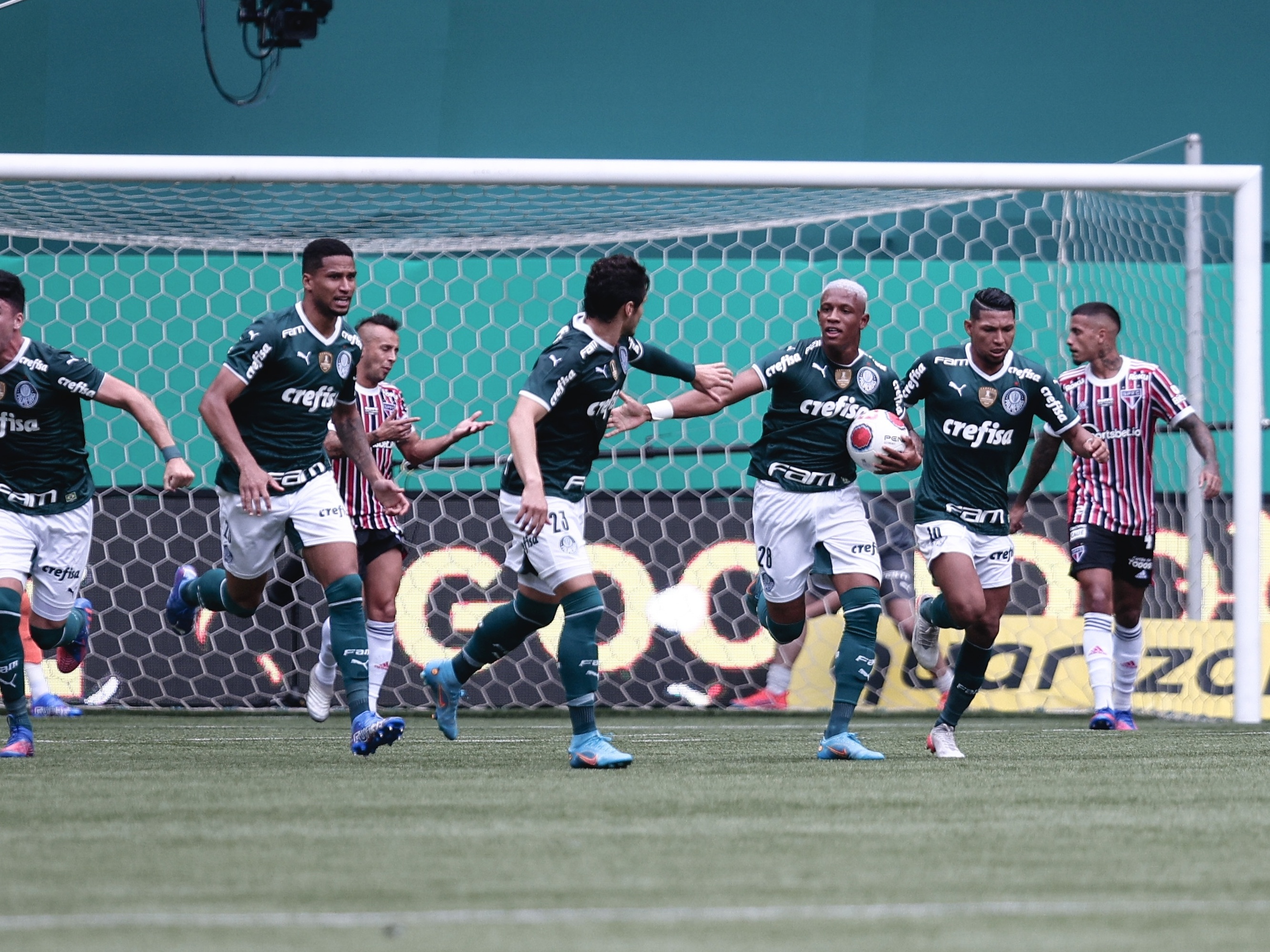 SP - Sao Paulo - 04/03/2022 - PAULISTA 2022 FINAL, PALMEIRAS X SAO PAULO -  Palmeiras players celebrate the title of champion during the award ceremony  after winning against Sao Paulo in