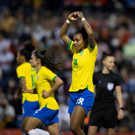 Geyse comemora seu gol em amistoso contra a Espanha: tem talento