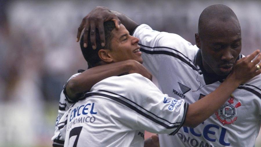 Marcelinho Carioca e Rincón comemoram gol do Corinthians em 1998