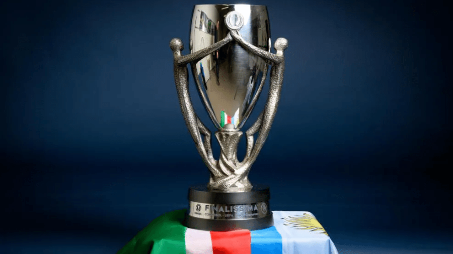 Troféu da Finalíssima; Itália e Argentina disputam a taça no estádio de Wembley - Divulgação/Uefa
