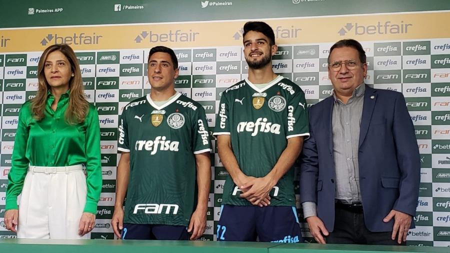 Miguel Merentiel (esq.) e José Manuel López (dir.) foram apresentados como reforços do Palmeiras ao lado de Leila Pereira e Anderson Barros - Matheus Godoy/UOL