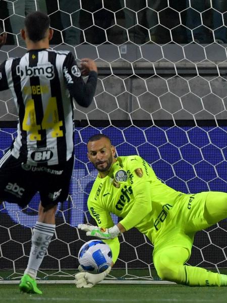 Rubens, do Atlético-MG, desperdiçou pênalti na partida contra o Palmeiras; Weverton defendeu - NELSON ALMEIDA / AFP