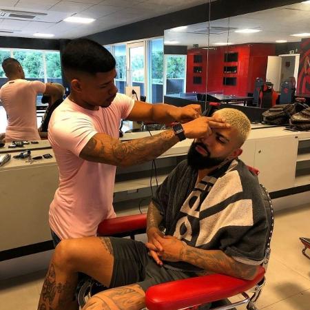 Loiro, roxo, dreads...Os visuais de Gabigol nas decisões pelo Flamengo