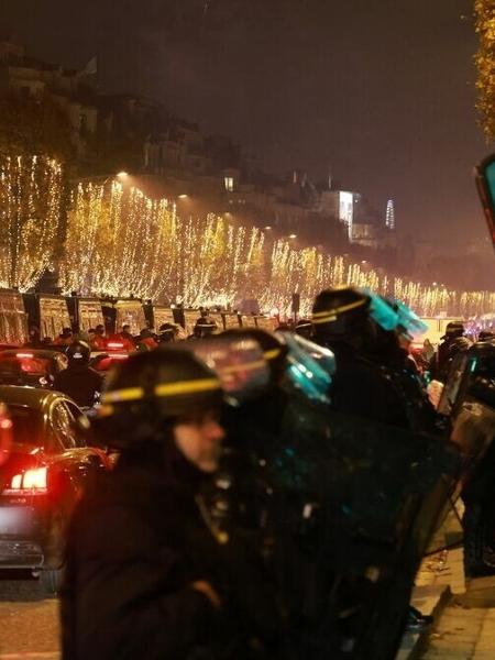 Polícia francesa reprime torcedores marroquinos na Champs-Élysées - Le Parisien