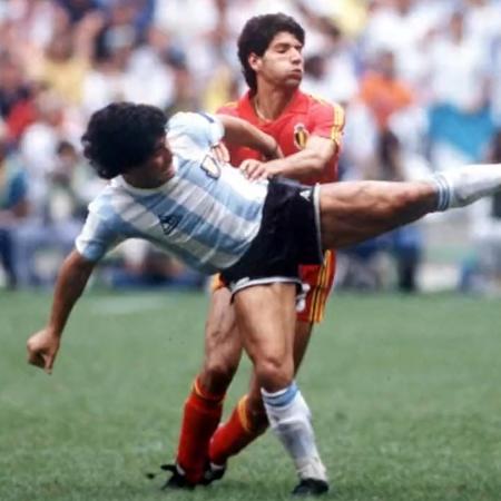 Maradona teve atuação de gala contra a Bélgica na semifinal da Copa de 1986 - Reprodução/Twitter @AlRedentore