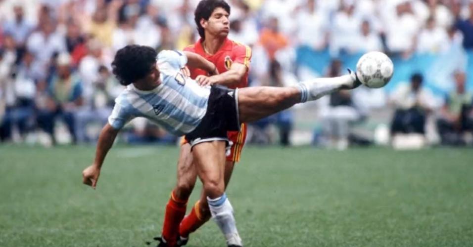 Maradona em jogo contra a Bélgica pela semifinal da Copa de 1986