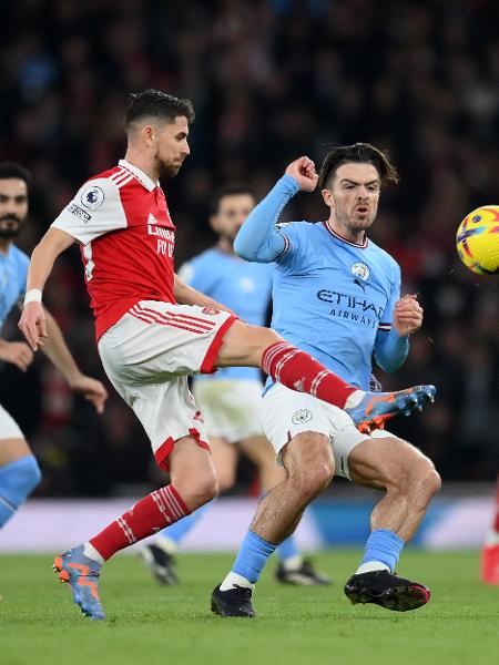 Jorginho, do Arsenal, disputa a bola com Grealish, do Manchester City, durante a partida do Inglês - Shaun Botterill/Getty Images