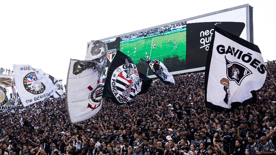 Torcida do Corinthians em jogo contra o São Paulo pelo Brasileirão