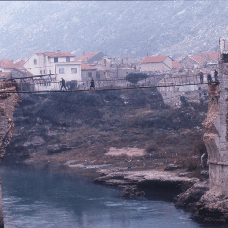 Em 1994, um ano após a destruição da Ponte de Mostar, foi criada uma estrutura provisória