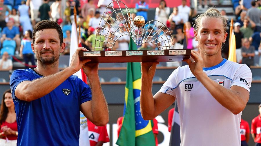 Rafael Matos e Nicolás Barrientos com o troféu de duplas do Rio Open de 2024