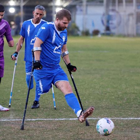 Ben Binyamin participa de treino do time israelense de futebol para amputados, em Ramat Gan