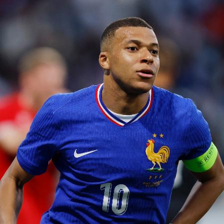 Kylian Mbappé, da França, em ação durante amistoso contra Luxemburgo