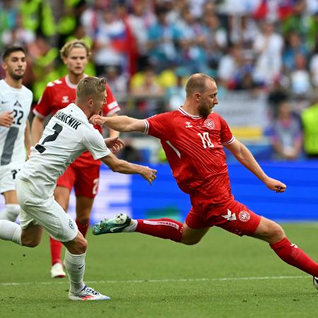 Christian Eriksen durante jogo da Dinamarca contra a Eslovênia na Eurocopa