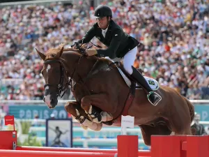 Cavaleiro machuca animal com espora e Brasil é eliminado no hipismo