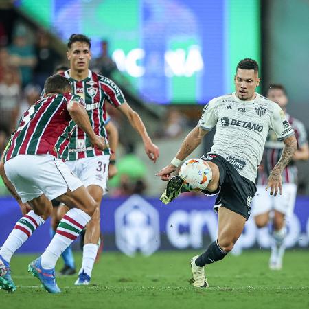 Paulinho tenta fazer a jogada em Atlético-MG x Fluminense, partida da Libertadores