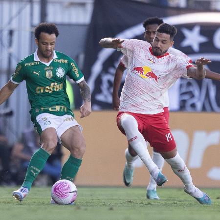 Felipe Anderson, do Palmeiras, e Pedro Henrique, do Red Bull Bragantino, em ação durante jogo do Campeonato Brasileiro