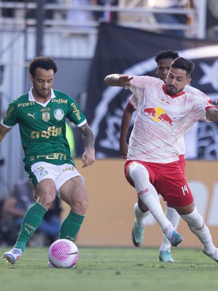 Felipe Anderson, do Palmeiras, e Pedro Henrique, do Red Bull Bragantino, em ação durante jogo do Campeonato Brasileiro