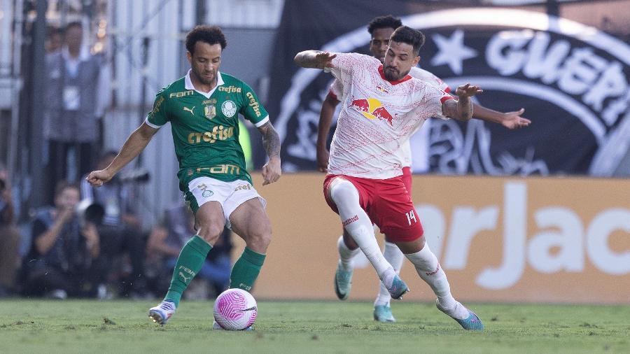 Felipe Anderson, do Palmeiras, e Pedro Henrique, do Red Bull Bragantino, em ação durante jogo do Campeonato Brasileiro