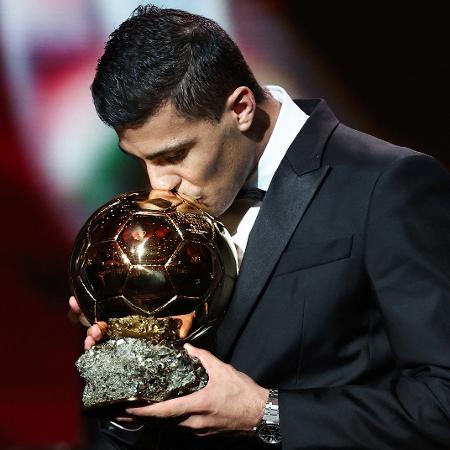 Rodri celebra prêmio do Bola de Ouro; espanhol desbancou Vini Jr