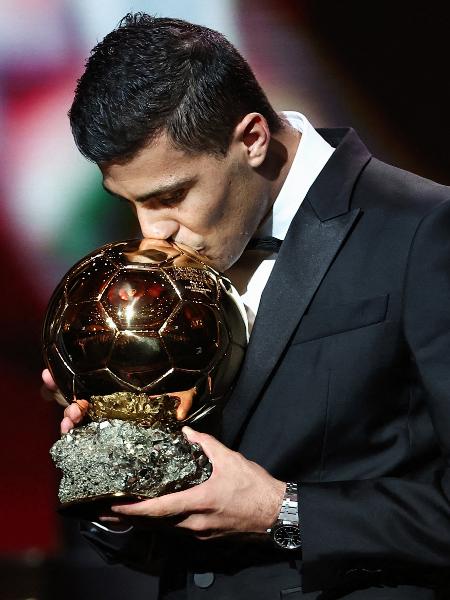 Rodri celebra prêmio do Bola de Ouro; espanhol desbancou Vini Jr