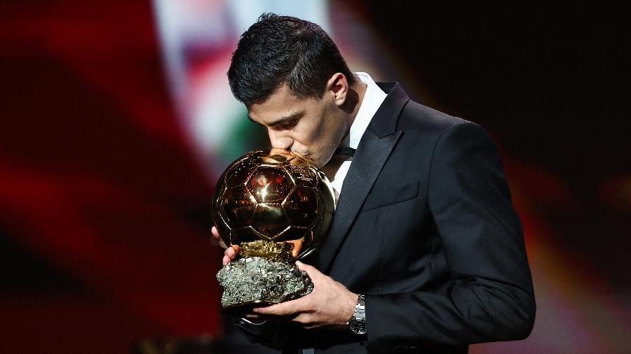 Rodri celebra prêmio do Bola de Ouro; espanhol desbancou Vini Jr. - Foto: Franck Fife/AFP