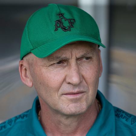 Gilmar dal Pozzo, técnico da Chapecoense, durante jogo contra o Coritiba na Série B